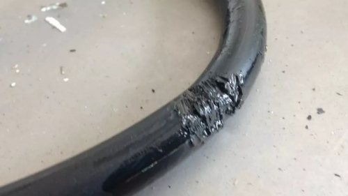 消防鑒證科檢查煤氣桶輸送管，發(fā)現(xiàn)有被老鼠撕咬的痕跡。（馬來(lái)西亞《星洲日?qǐng)?bào)》）