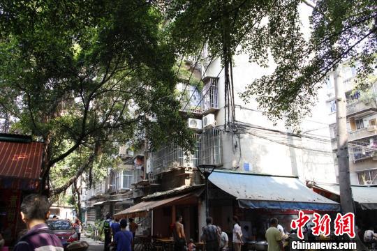 圖為煤氣爆燃民房。 朱柳融 攝